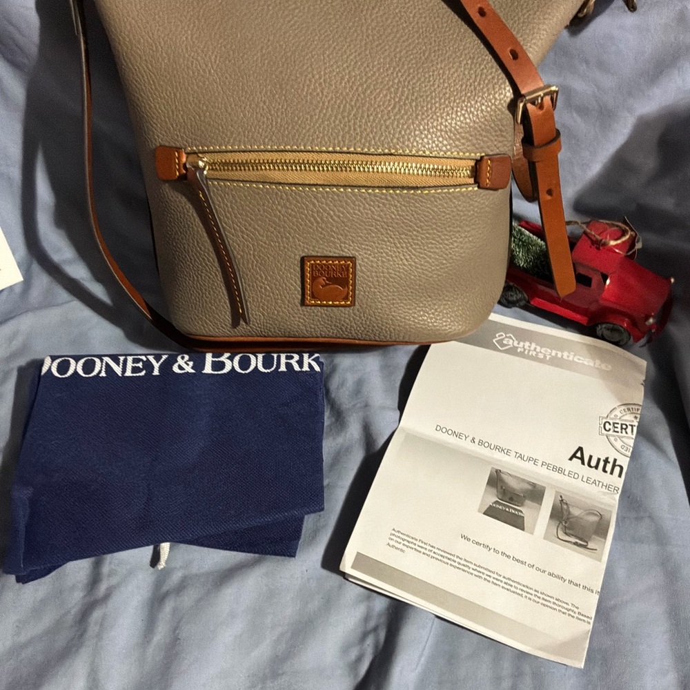 NWOT Dooney & Bourke Pebble Grain Medium Zip Sac, Color Taupe
